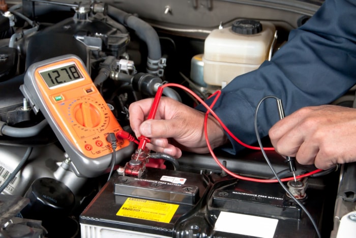 tâches d'entretien de voiture - vérification manuelle de la batterie de la voiture