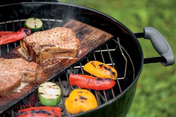 Des trouvailles économiques pour votre gril à charbon de bois dans le jardin et sur le patio