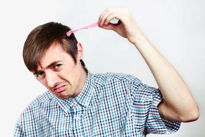 utilisation du beurre de cacahuète - chewing-gum dans les cheveux