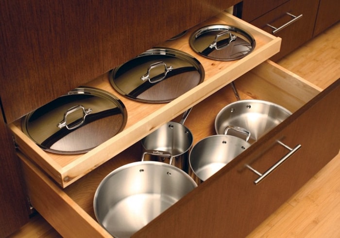 Acheter ou bricoler : 12 solutions astucieuses pour ranger les casseroles et les poêles