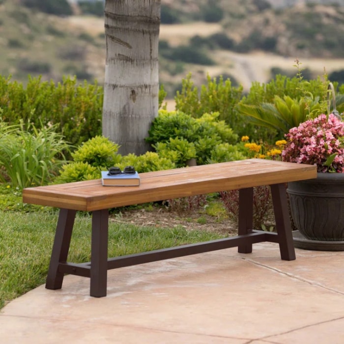 Banc de jardin en bois basique sur terrasse.