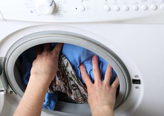 fotosearch_mauvaises_habitudes_qui_gâchent_les_appareils_lave-linge_surcharge