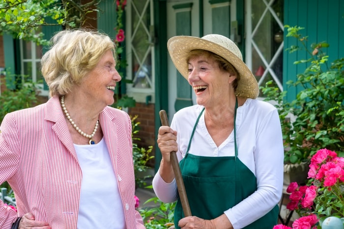 iStock-533066816 économiser de l'argent jardiner deux femmes dans le jardin