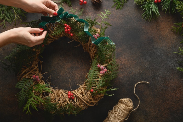 iStock-1336662693 décorations de noël usagées en train de faire une couronne