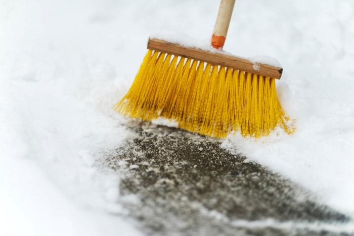 comment enlever la neige d'une allée sans pelle - déblayer la neige avec un balai