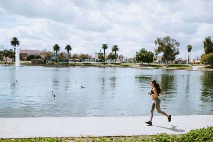 femme courant dans un parc à los angeles