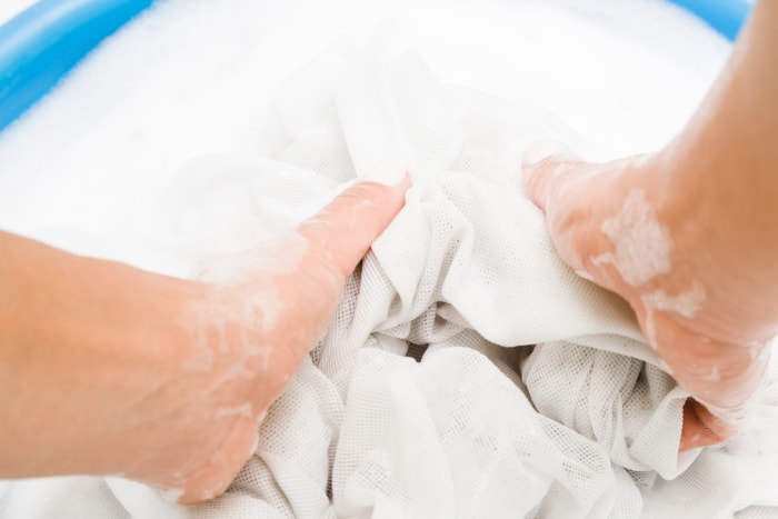 iStock-979013054 nettoyer les tapis et les rideaux à la main dans une bassine.jpg