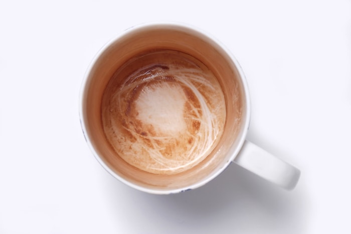 vue aérienne d'une tasse avec des taches de café sur fond blanc