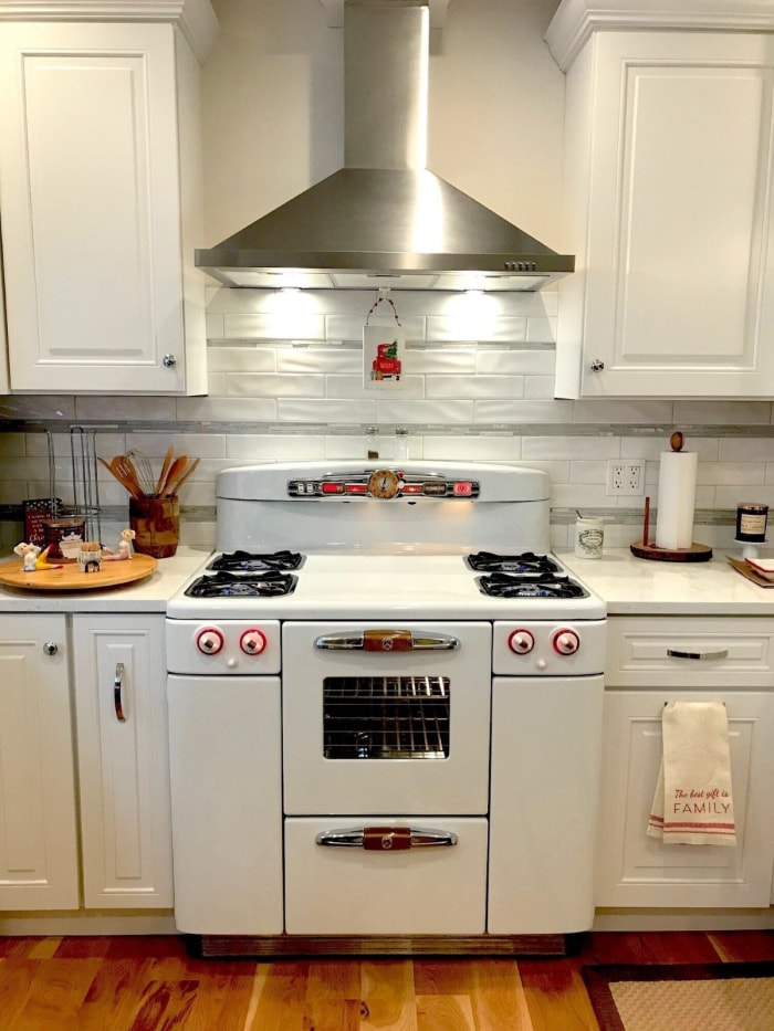 Cuisinière blanche vintage avec rangement dans une cuisine moderne.