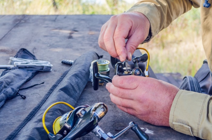 Personne réparant et nettoyant des outils de pêche.