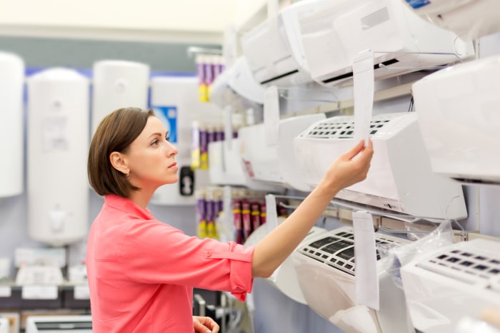 iStock-506997772 incontournables Une femme à la recherche d'un climatiseur en janvier.jpg