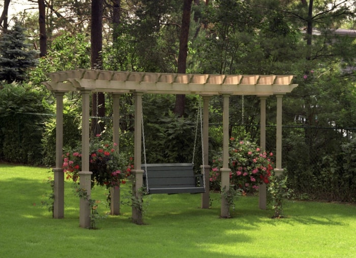 13 belles façons de décorer une pergola dans votre jardin