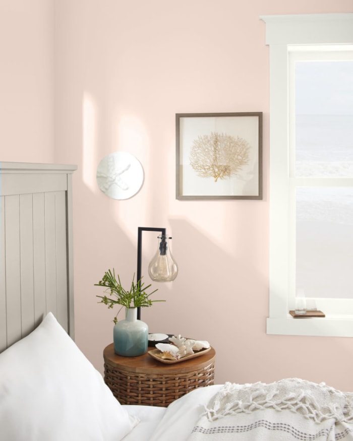 les meilleures couleurs de peinture pour un sommeil réparateur Keith Madigan chambre à coucher villa de bord de mer murs roses