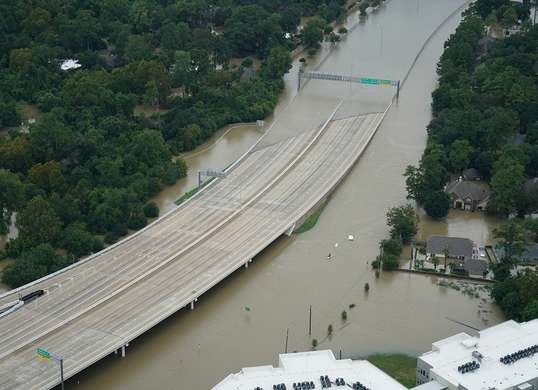 Autoroute endommagée par l'ouragan Harvey