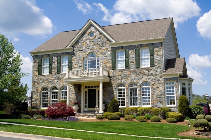 maisons anciennes - mcmansion avec façade en pierre