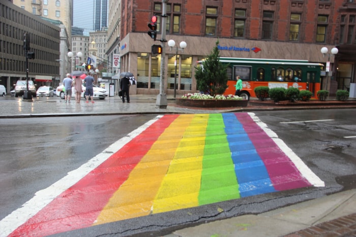 Boston Ma USA, 16 juillet 2014, passage piéton arc-en-ciel près de l'hôtel de ville de Boston en soutien à la semaine de la fierté gaie pour la communauté gay et lesbienne