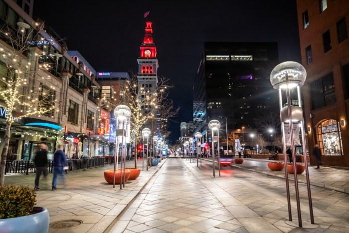 Vue d'une rue de nuit à Denver