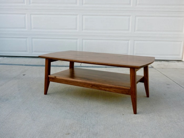 Table en bois à bord incurvé de classe.