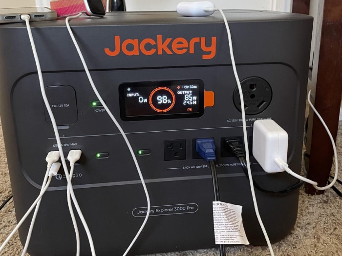 Le générateur solaire Jackery 3000 Pro avec de nombreux dispositifs et appareils branchés dessus