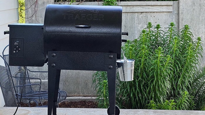 Le Traeger Tailgater Portable Wood Pellet Grill est installé sur un patio pour être testé.