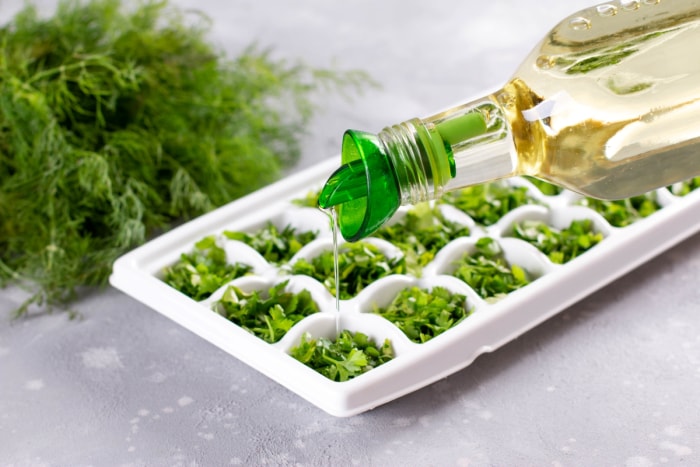 herbes dans un bac à glace