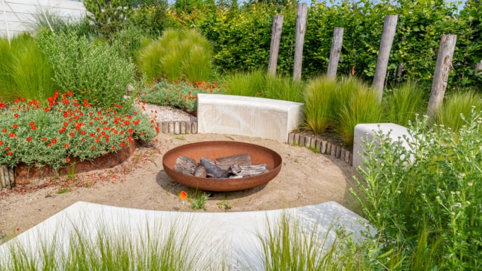 Terrasse extérieure avec foyer en métal