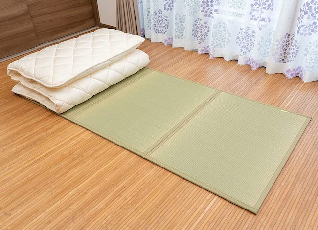 Matelas tatami japonais FULI sur sol en bambou.