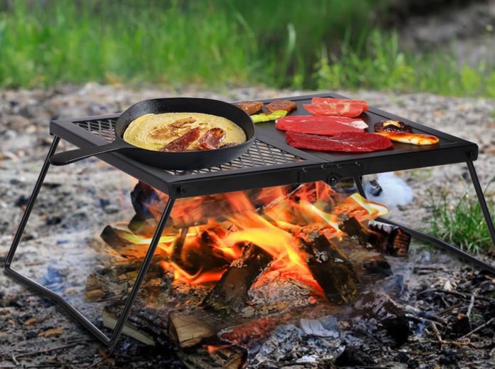 Transformez votre feu de camp en gril avec ces accessoires Hot Grille de feu de camp pliante