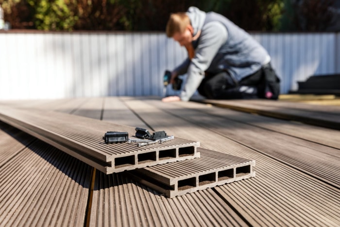 8 façons de protéger votre terrasse des dommages causés par le soleil