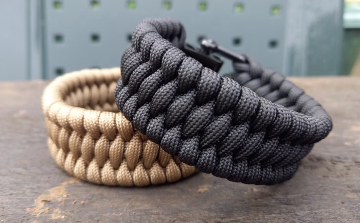 Deux bracelets en paracorde, un beige et un noir