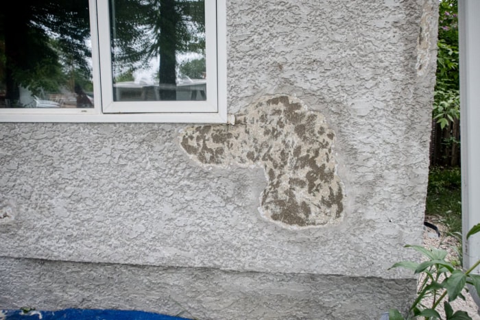 Remplacement du stuc sur le revêtement de la maison à Winnipeg Manitoba Canada