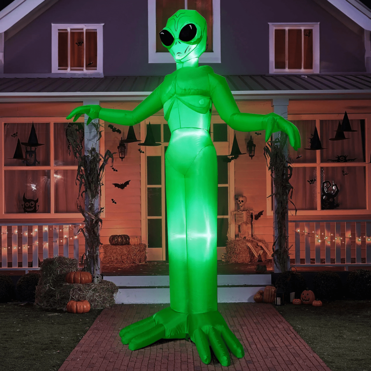 Alien gonflable et lumineux de la collection Halloween de Lowe's