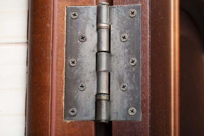 Charnières de porte montées sur portes. Pose de portes intérieures.