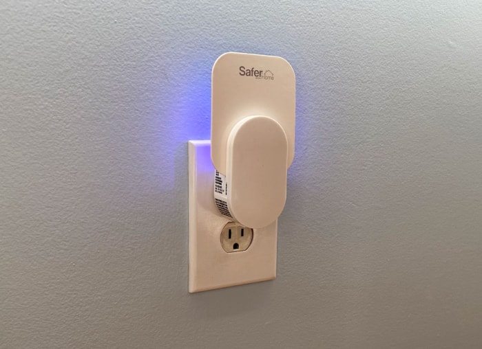 Piège à insectes lumineux LED d'intérieur Safer Home branché sur une prise murale.