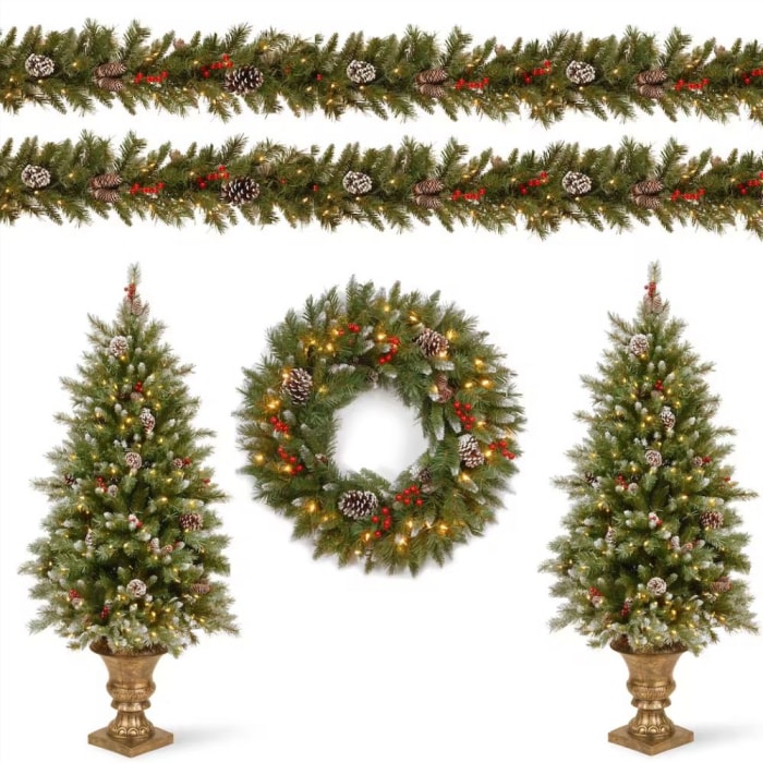 La meilleure option de décoration de Noël pour porte de garage : ensemble sapin de Noël, couronne et guirlande aux baies givrées