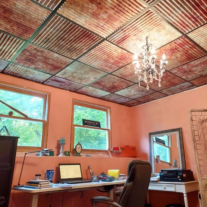 Plafond en tôle ondulée au sous-sol