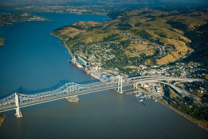 iStock-505875840 5 endroits aux États-Unis où les maisons sont presque impossibles à assurer en raison des ouragans et des inondations le pont Richmond-San Rafael, vue aérienne, Californie