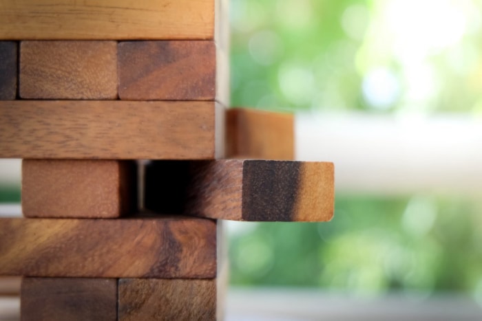 Des blocs Jenga surdimensionnés sont placés à l'extérieur.