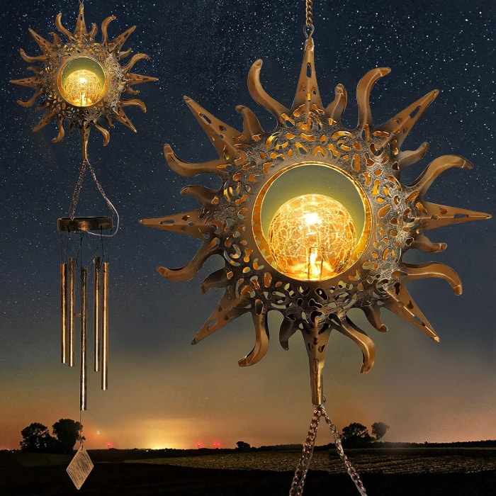 deux carillons éoliens en forme de soleil avec lampes et fond de ciel nocturne avec des étoiles