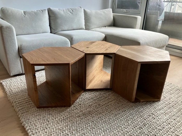 Table modulaire hexagonale en bois.