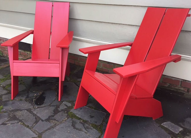 Deux chaises Adirondack modernes à dossier carré peintes en rouge vif