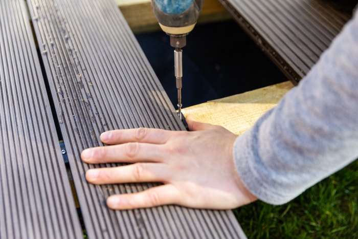 iStock-1221950509 terrasse en bois ou en composite construction d'une terrasse avec des matériaux composites