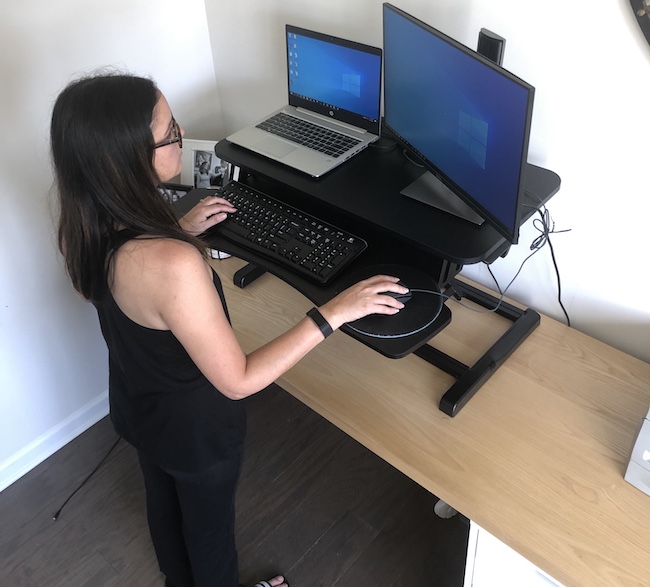 Apportez de l'ergonomie à votre bureau à domicile avec ce convertisseur de bureau debout : votre dos vous remerciera