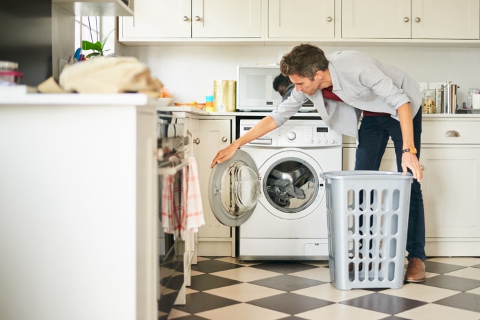 iStock-1329320178 Tâches interdites du Nouvel An Homme vidant un panier.jpg