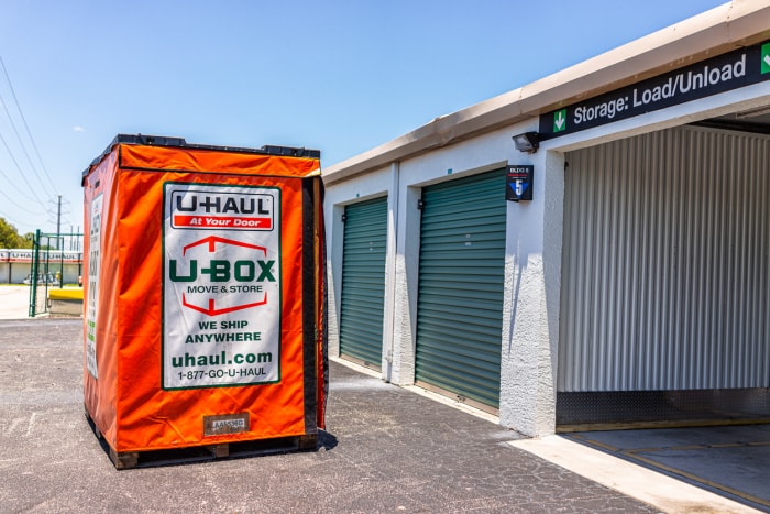 iStock-1445601930 Conteneur de déménagement vs. Conteneur UHaul de location de camion en entrepôt