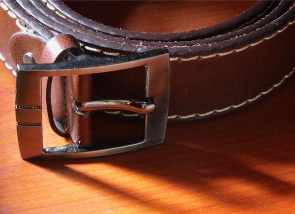 Comment verrouiller une porte sans serrure : ceinture ou corde