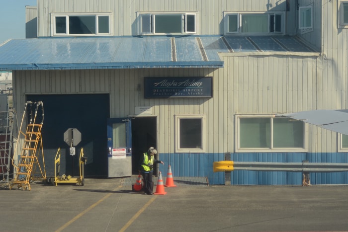 femme employée d'aéroport à l'extérieur de l'aéroport de deadhorse en alaska