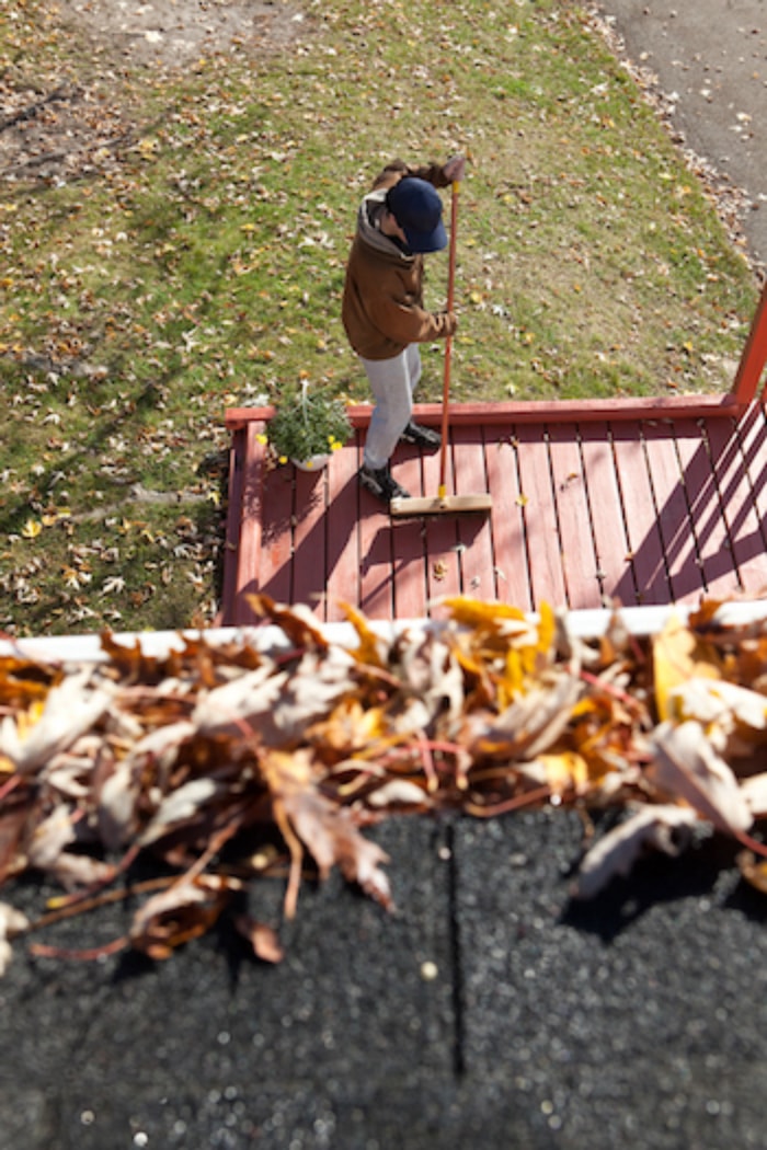 Entretien de la terrasse – Balayage des feuilles