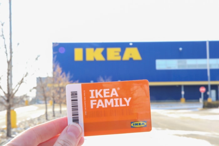 Personne tenant la carte de membre d'Ikea.