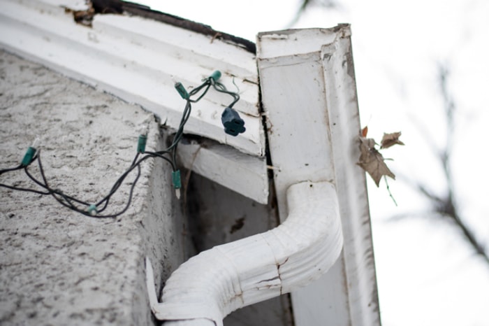 lumières de Noël suspendues à la maison